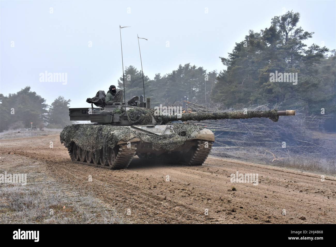 Le truppe slovene gestiscono un M-84 principale serbatoio di battaglia durante l'esercizio di Allied Spirit 22 presso il Joint Army's multinazionale Readiness Center di Hohenfels Training Area, Germania, gennaio 25. L'esercitazione comprende oltre 5000 soldati da 15 nazioni ed è progettata per permettere l'integrazione dei militari degli Stati Uniti ed i relativi alleati in un ambiente competitivo di addestramento di combattimento. (STATI UNITI Foto dell'esercito di Capt. Alun Thomas, 201st elemento di sostegno di affari pubblici del teatro) Foto Stock