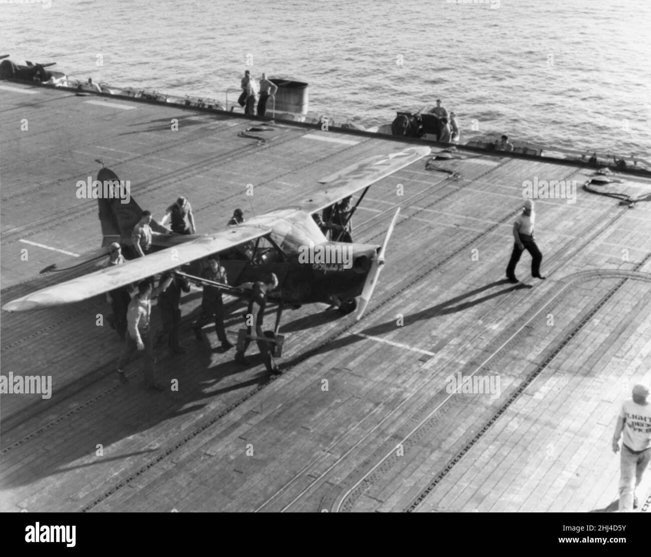 Stinson OY-1 a bordo di USS Petrof Bay (CVE-80) a Peleliu, 19 settembre 1944 Foto Stock