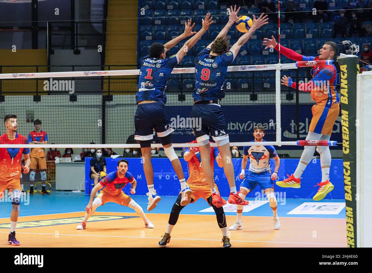 Arena di Monza, Monza, Italia, 26 gennaio 2022, Block by Barthelemy Chinenyeze e Jean Patry (Allianz Powervolley Milano) durante il vero Volley Monza vs Allianz Milano - Pallavolo Serie Italiana A Campionato Men Superleague Foto Stock