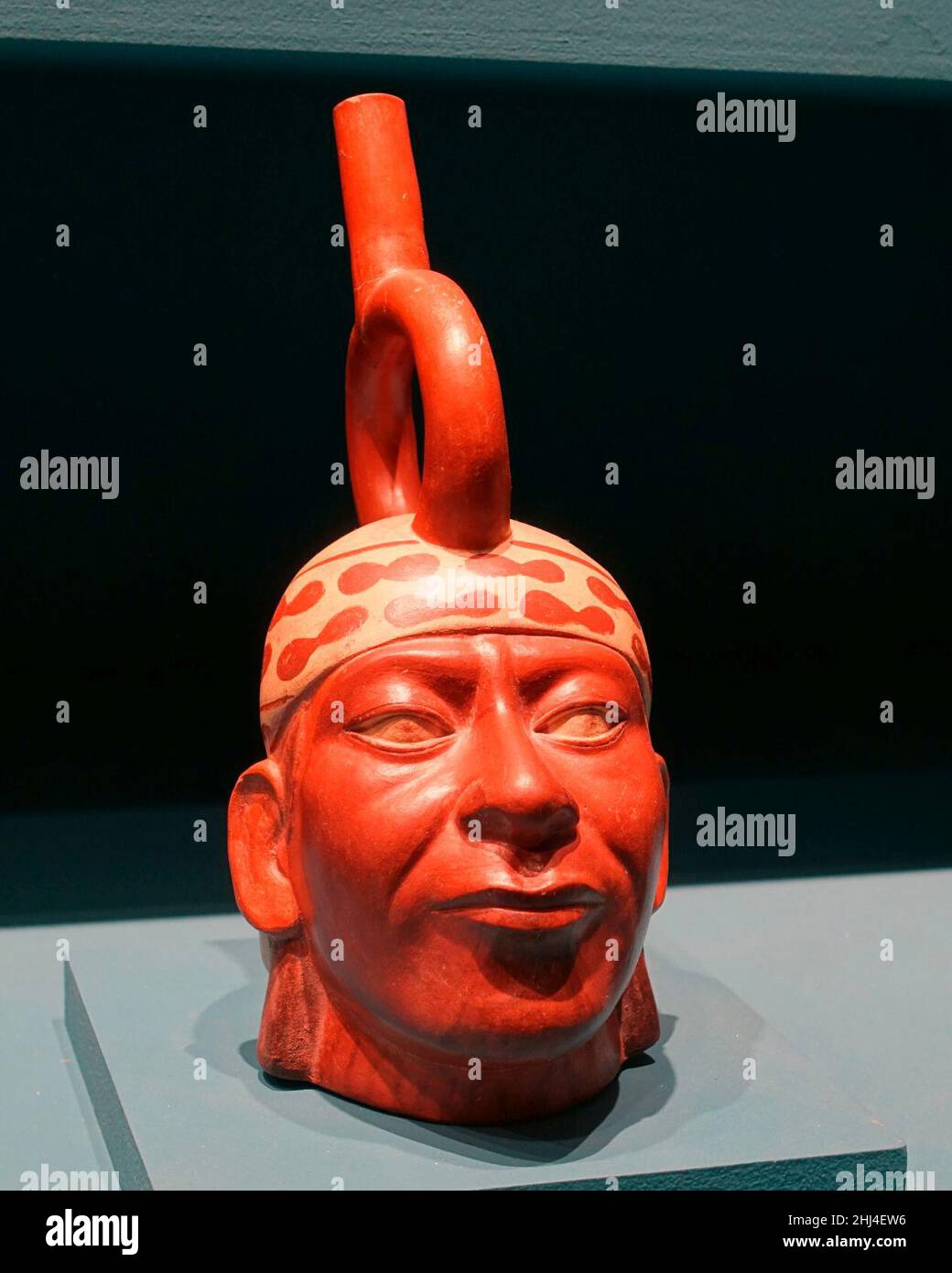 Bottiglia con beccuccio a staffa, testa verticale, stile moche, Perù, 100-800 d.C. ceramica Foto Stock