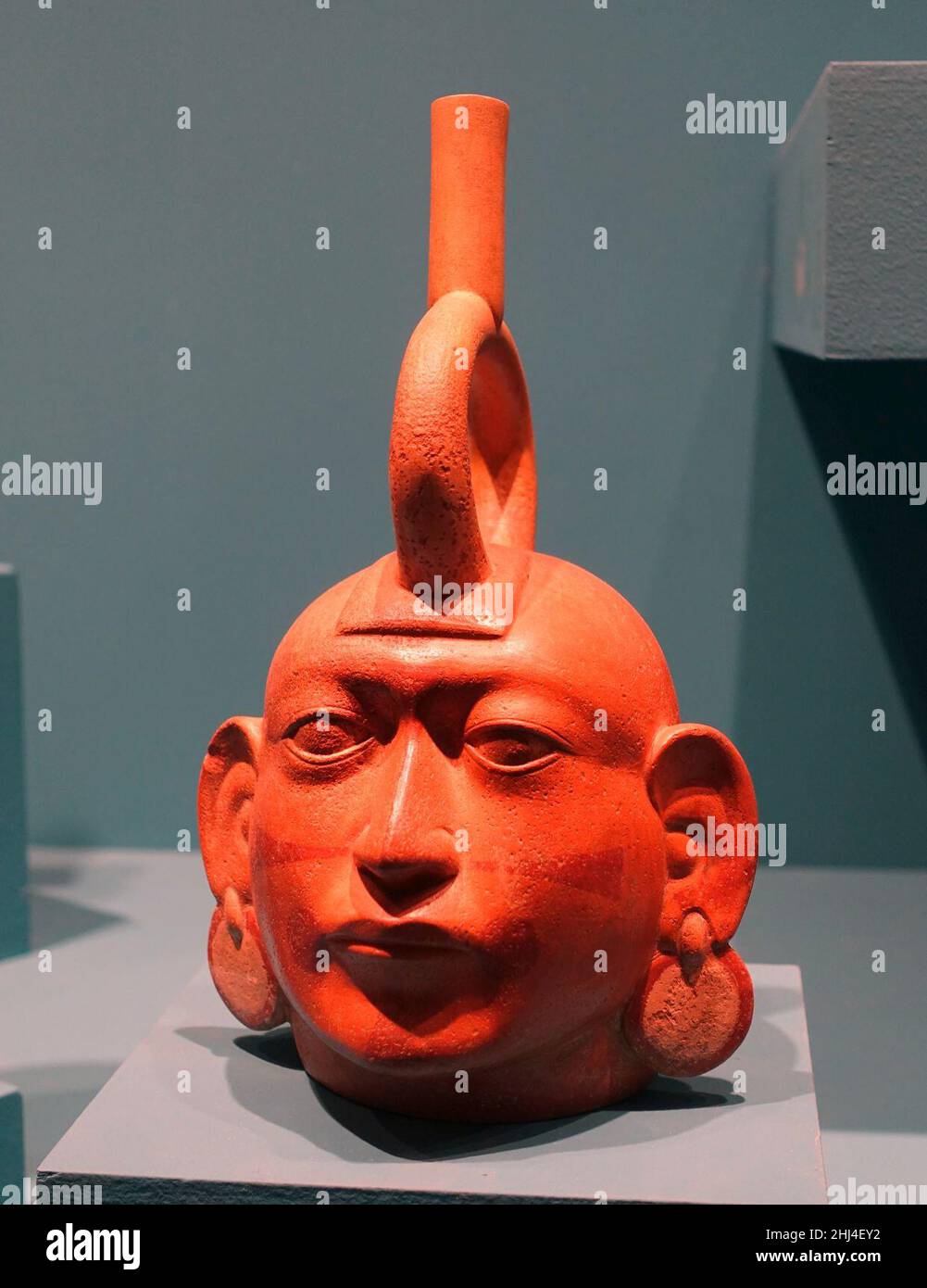 Bottiglia con beccuccio a staffa, stile moche, Perù, 100-800 d.C., ceramica Foto Stock