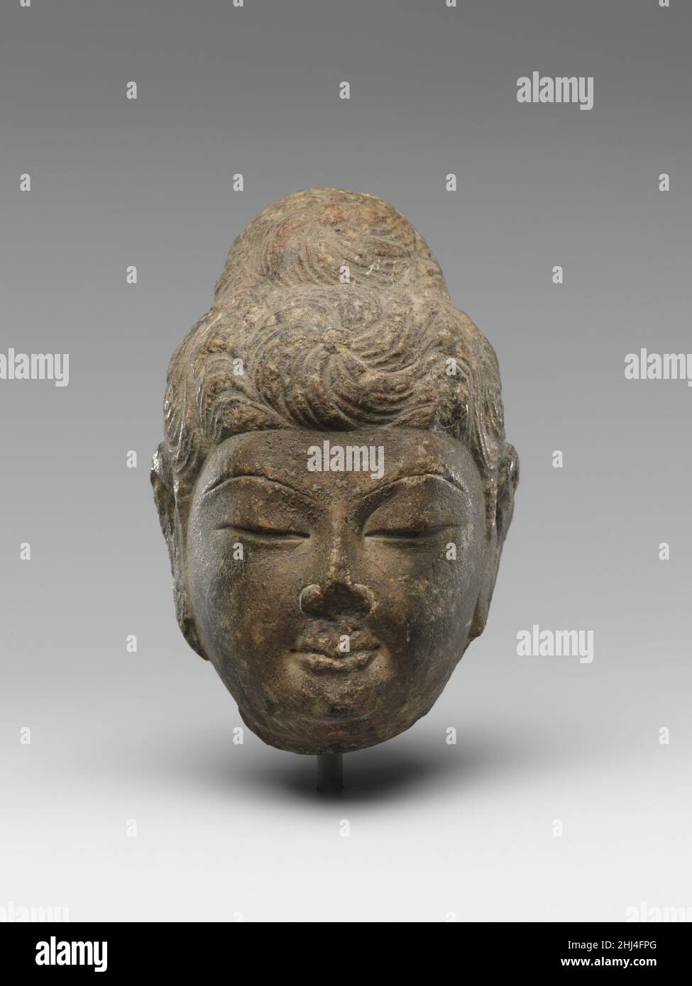 Capo del Buddha metà del 8th secolo Cina. Testa di Buddha. Cina. Metà del 8th secolo. Calcare con tracce di pigmento. Dinastia di Tang (618–907). Scultura Foto Stock