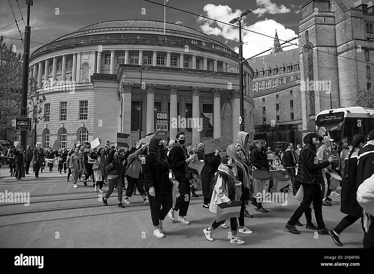 I manifestanti dell'azione palestinese camminano fuori dalla Biblioteca Centrale di Manchester Foto Stock