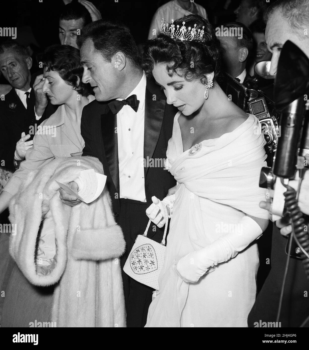 Elizabeth Taylor e il marito, produttore di film Mike Todd, hanno illustrato la notte di apertura del Festival del Cinema di Cannes 1957, dove sta promuovendo il nuovo film intorno al mondo in 80 giorni. Cannes, Francia, 6th maggio 1957. Foto Stock