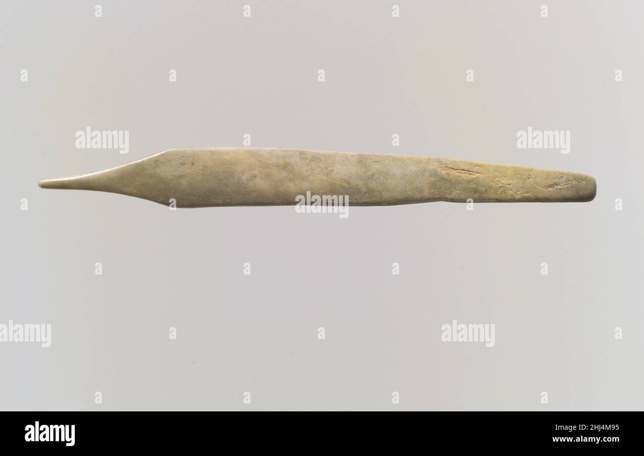 Stilo o strumento di tessitura ca. 9th–7th secolo a.C. assiro questo piccolo pezzo di osso lavorato si rastrema fino ad un punto acuto ad un'estremità e ad un punto più graduale smussato all'altra. Può essere stato usato come strumento di tessitura. In precedenza, si pensava anche che questo oggetto fosse uno stilo, usato per scrivere su tavolette di argilla o su tavolette di cera (per quest'ultima si veda 54,117.12a, b). Tuttavia, i modelli di usura sulla punta suggeriscono che era più probabile che fosse stato usato nella tessitura. Un oggetto simile nella collezione del Museo è stato scavato nel sito di Nippur a sud (59.41.66). Costruito dal k assiro Foto Stock