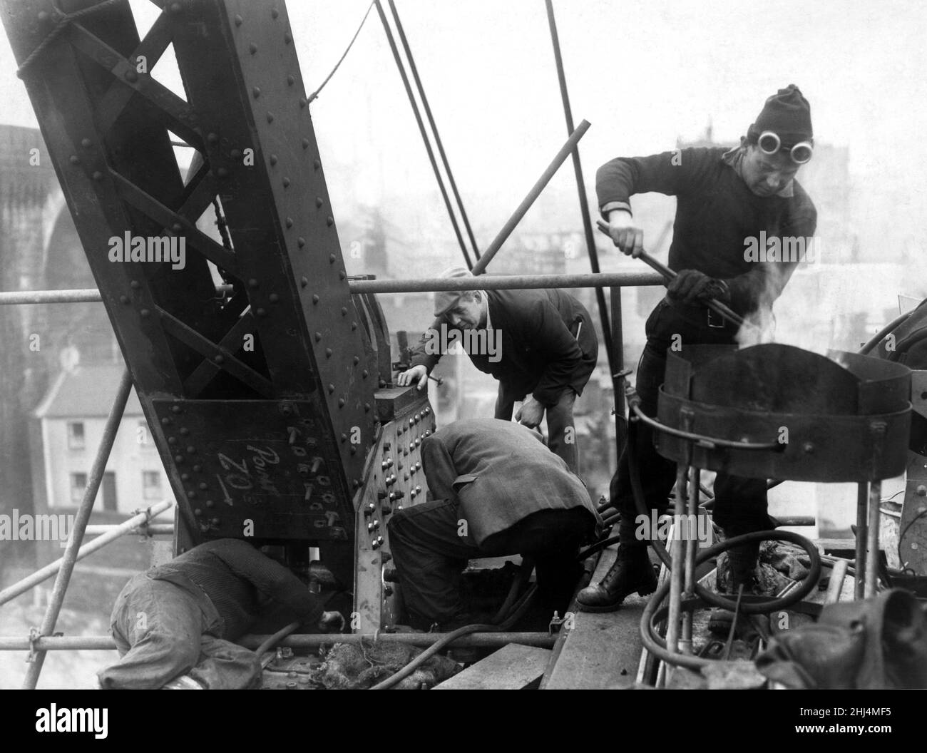 00608466 rivettatrice Foreman, Archie Ashcroft, con operai al lavoro sul nuovo Silver Jubilee Bridge. Runcorn si trova nel distretto di Halton nella contea di Cheshire. Circa 1958. Foto Stock