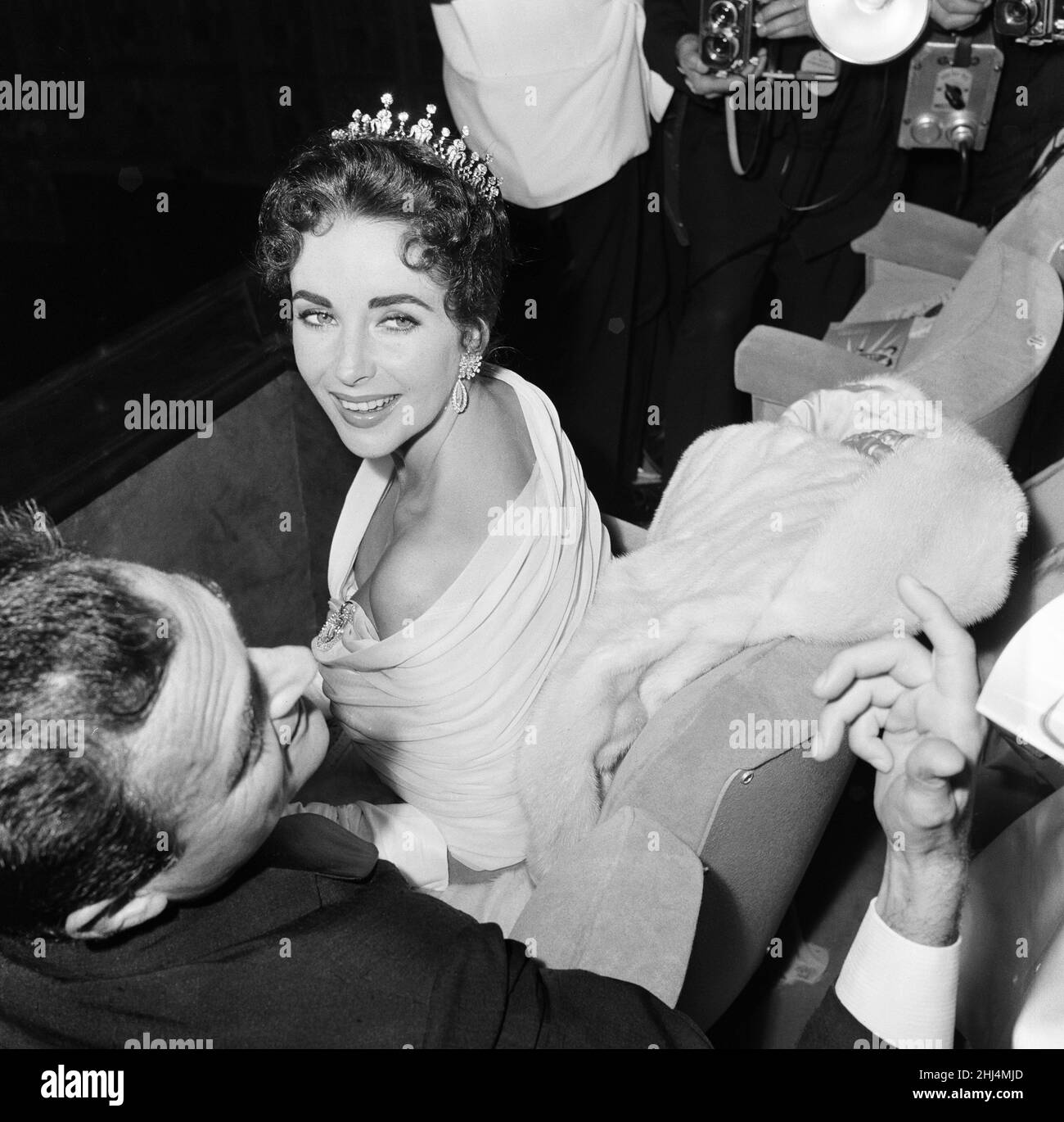Elizabeth Taylor ha illustrato la notte di apertura del Festival del Cinema di Cannes del 1957, dove suo marito e produttore di film Mike Todd sta promuovendo un nuovo film in tutto il mondo in 80 giorni. Cannes, Francia, 6th maggio 1957. Foto Stock