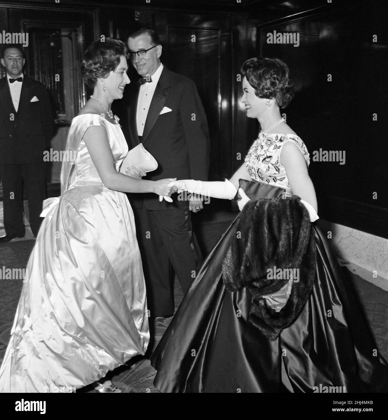 Il Royal World Premiere del film "Look Back in Anger" all'Empire Theatre, Leicester Square, Londra. Nella foto, la principessa Margaret scuote le mani con la contessa di Harewood. 28th maggio 1959. Foto Stock