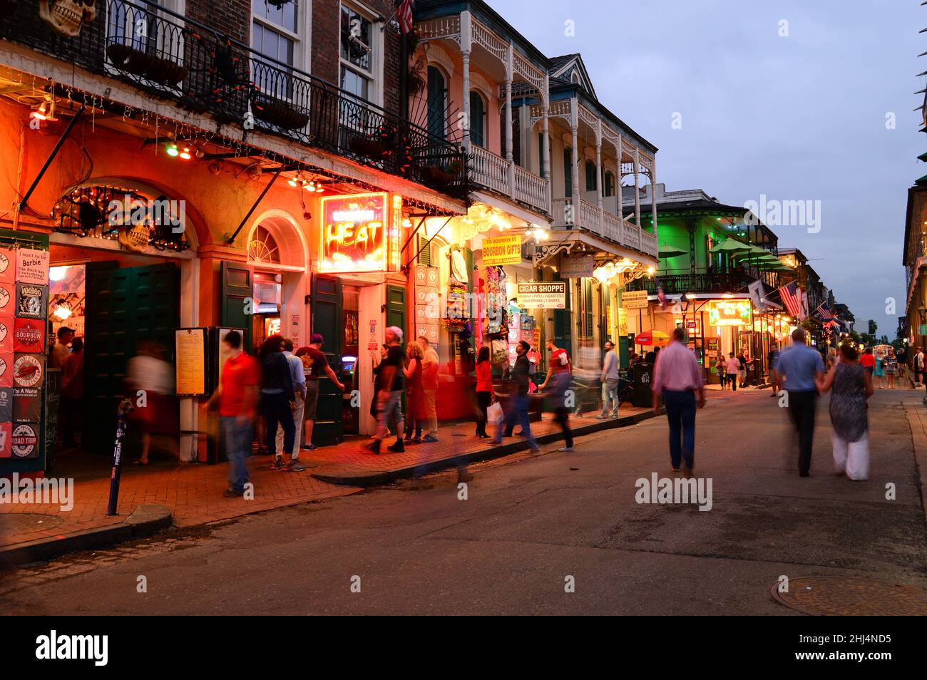 Bourbon Street a New Orleans inizia a riscaldarsi mentre il sole scende Foto Stock