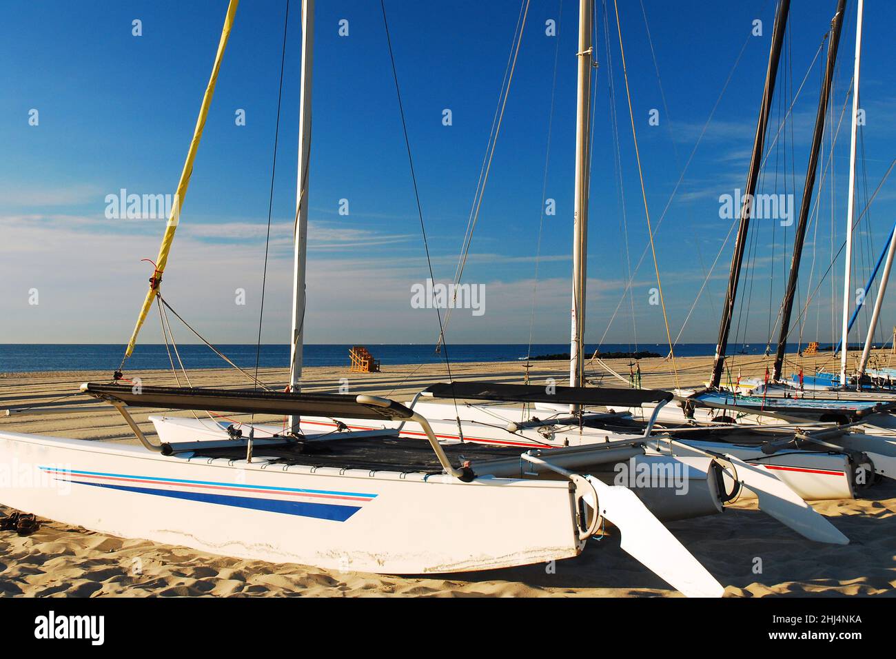 Catarmarans sulla spiaggia, preparato per prendere al mare Foto Stock