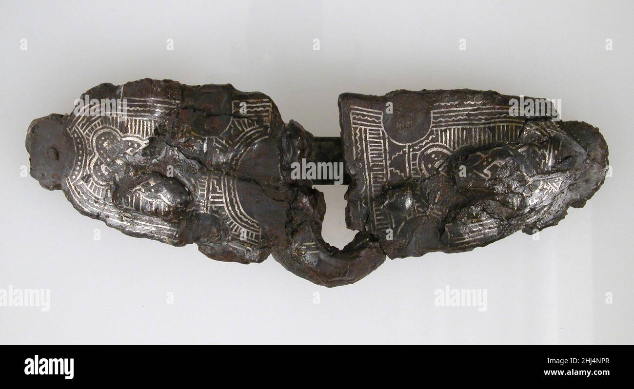 Fibbia per cintura e contropiastra 7th secolo Frankish. Fibbia per cintura e contropiastra 465492 Frankish, fibbia per cintura e contropiastra, 7th Century, ferro, inserto in argento, totale: 6 1/8 x 1 15/16 x 1 poll. (15,5 x 5 x 2,5 cm) solo a: 3 3/4 x 1 15/16 x 9/16 pollici (9,5 x 5 x 1,5 cm) solo b: 2 13/16 x 1 11/16 x 9/16 pollici (7,2 x 4,3 x 1,5 cm). Il Metropolitan Museum of Art, New York. Dono di J. Pierpont Morgan, 1917 (17.193.177a, b) Foto Stock