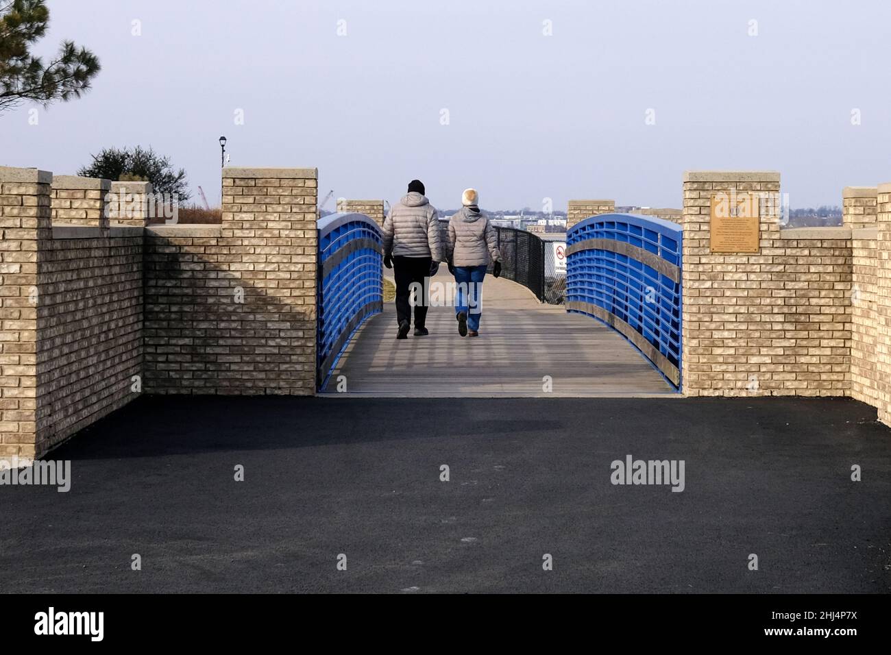 Attraverso un ponte pedonale immagini e fotografie stock ad alta ...