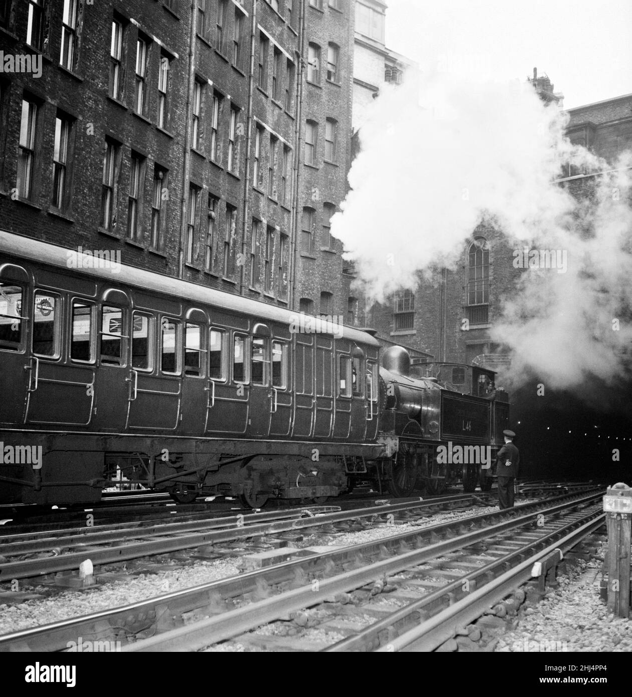 Il treno a vapore di cinquanta anni fa del L46 ha preso una festa di appassionati di treno in un viaggio intorno al cerchio interno sulla metropolitana di Londra. 23rd settembre 1957. Foto Stock