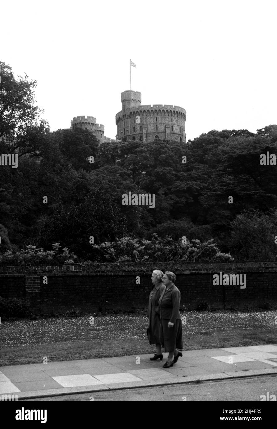 Vista della Torre rotonda al Castello di Windsor, Berkshire. 23rd maggio 1957. Foto Stock