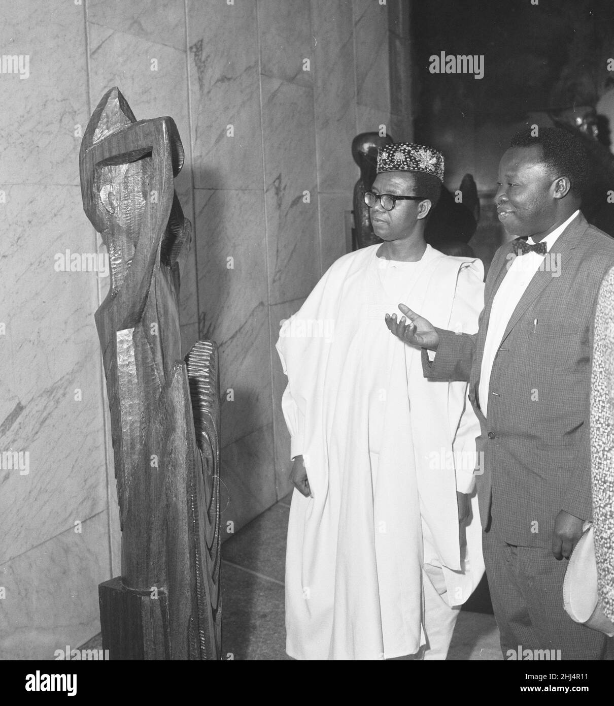 La reception e la visione del lavoro di ben Enwonwu nel Daily Mirror Building Forecourt a Holborn 5th settembre 1961 Foto Stock
