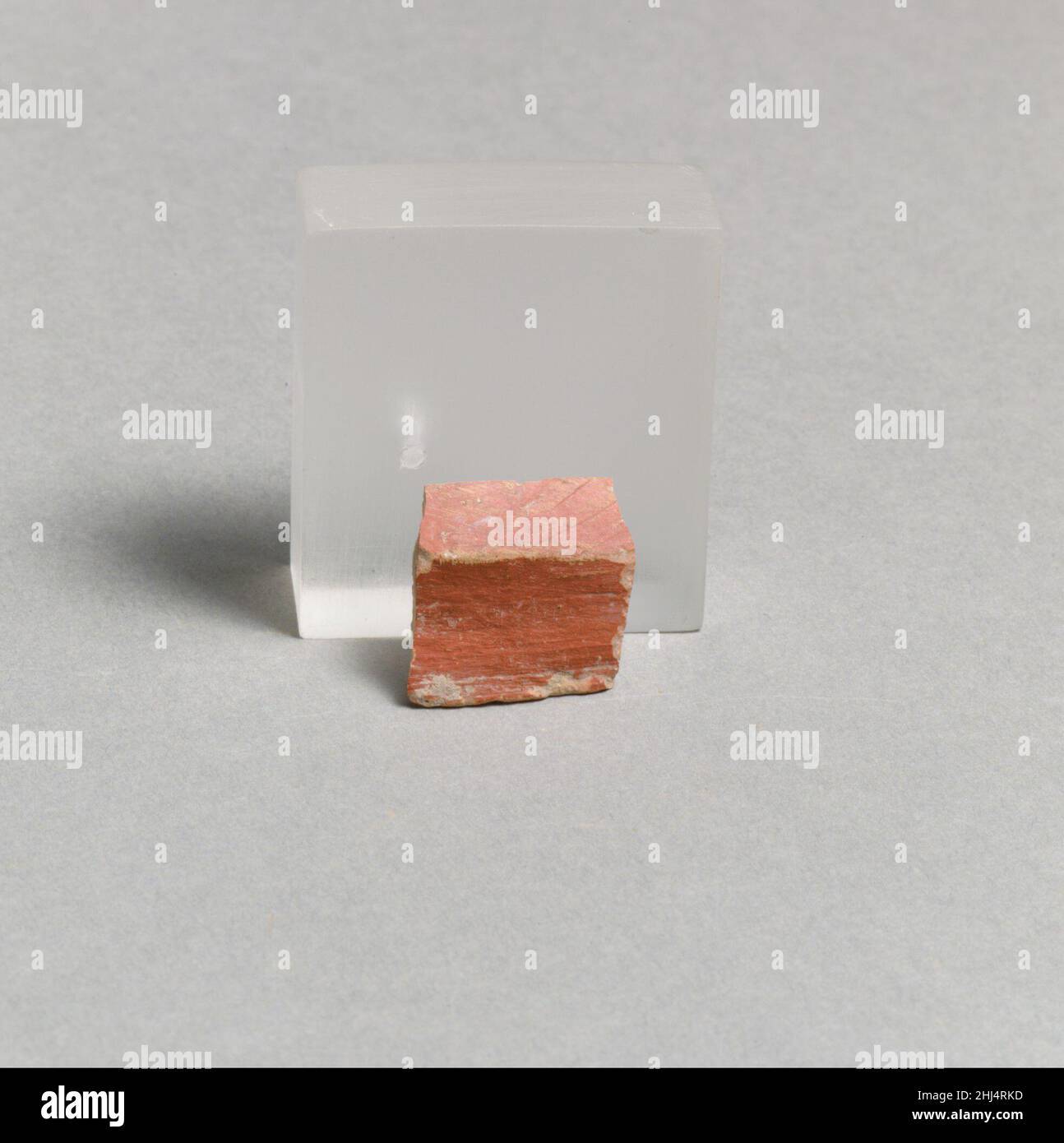 Frammento di vaso ca. 3000–2200 A.C. Frammento di vaso 251316 frammento di vaso, ca. 3000?2200 a.C., Terracotta, 7/8 x 7/8in. (2,2 x 2,2cm). Il Metropolitan Museum of Art, New York. Dono di Gisela M. A. Richter, 1923 (23.121.16) Foto Stock