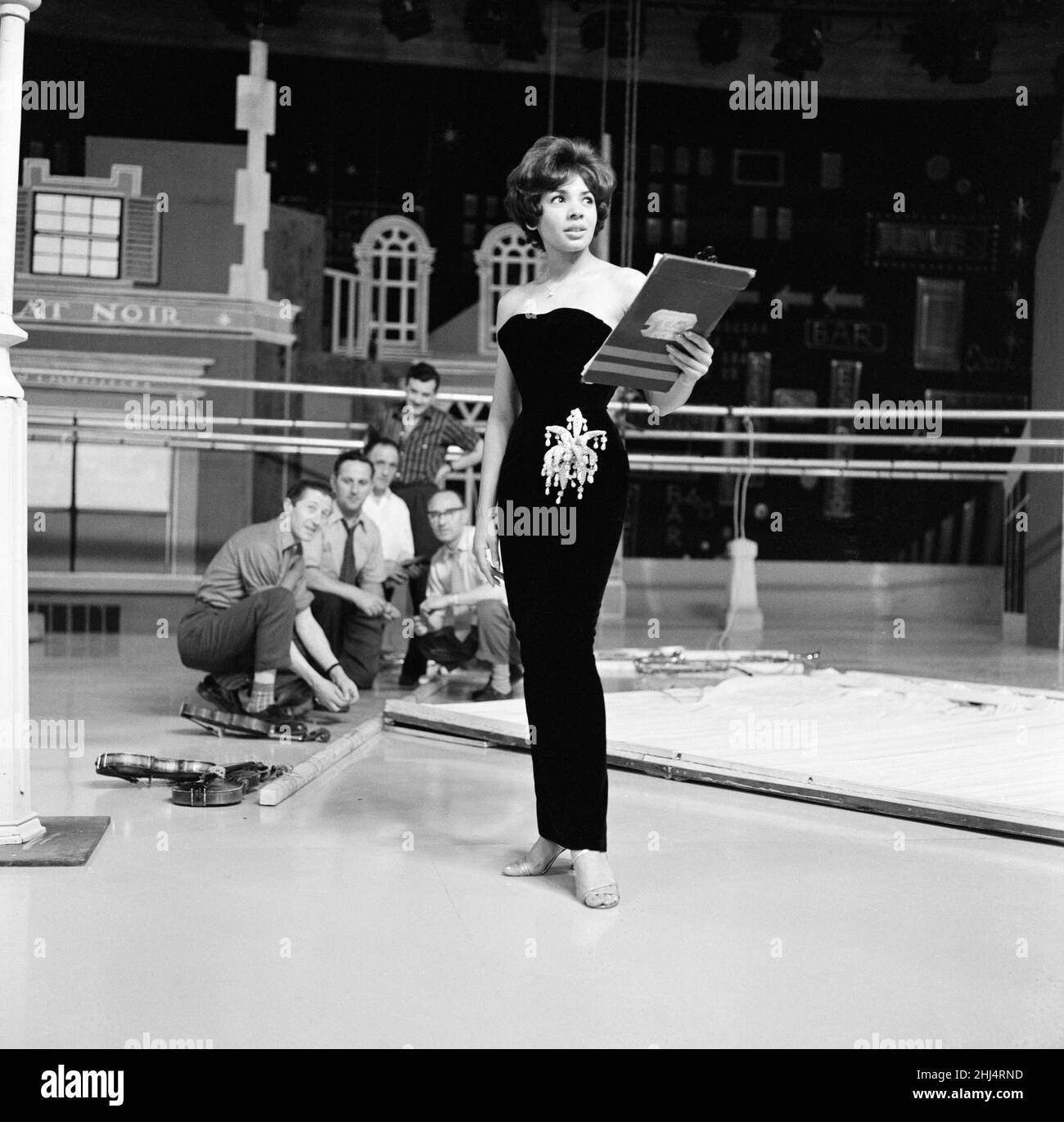 Shirley Bassey indossa l'abito in velluto nero che brulicava alla moda e che dice cattura l'occhio del uomo. È stata fotografata agli studi televisivi di Wood Green dove stava provando. 17th giugno 1960. Foto Stock