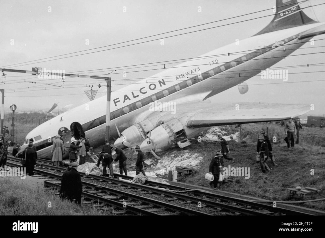 Il naufragio di un velivolo Viscount passeggeri a pieno carico dopo che aveva superato la pista all'aeroporto di Rochford e finì sulla linea ferroviaria che corre lungo l'aeroporto. Vigili del fuoco e servizi di emergenza spianano la strada ai passeggeri per uscire dall'aereo. Ottobre 1960. Foto Stock