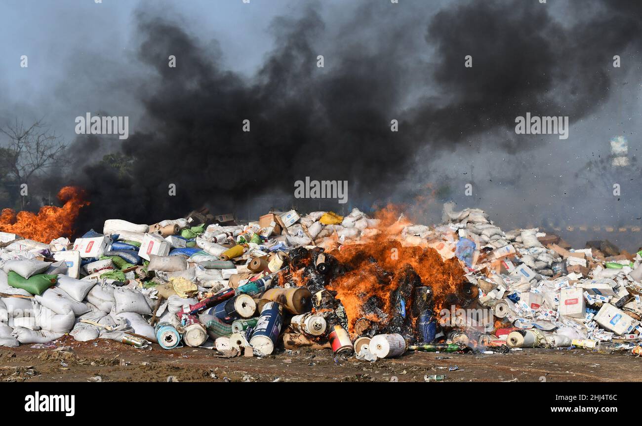 Lahore, Punjab, Pakistan. 26th Jan 2022. Funzionari doganali pakistani bruciano per distruggere merci contrabbandate (immagine di credito: © Rana Sajid Hussain/Pacific Press via ZUMA Press Wire) Foto Stock