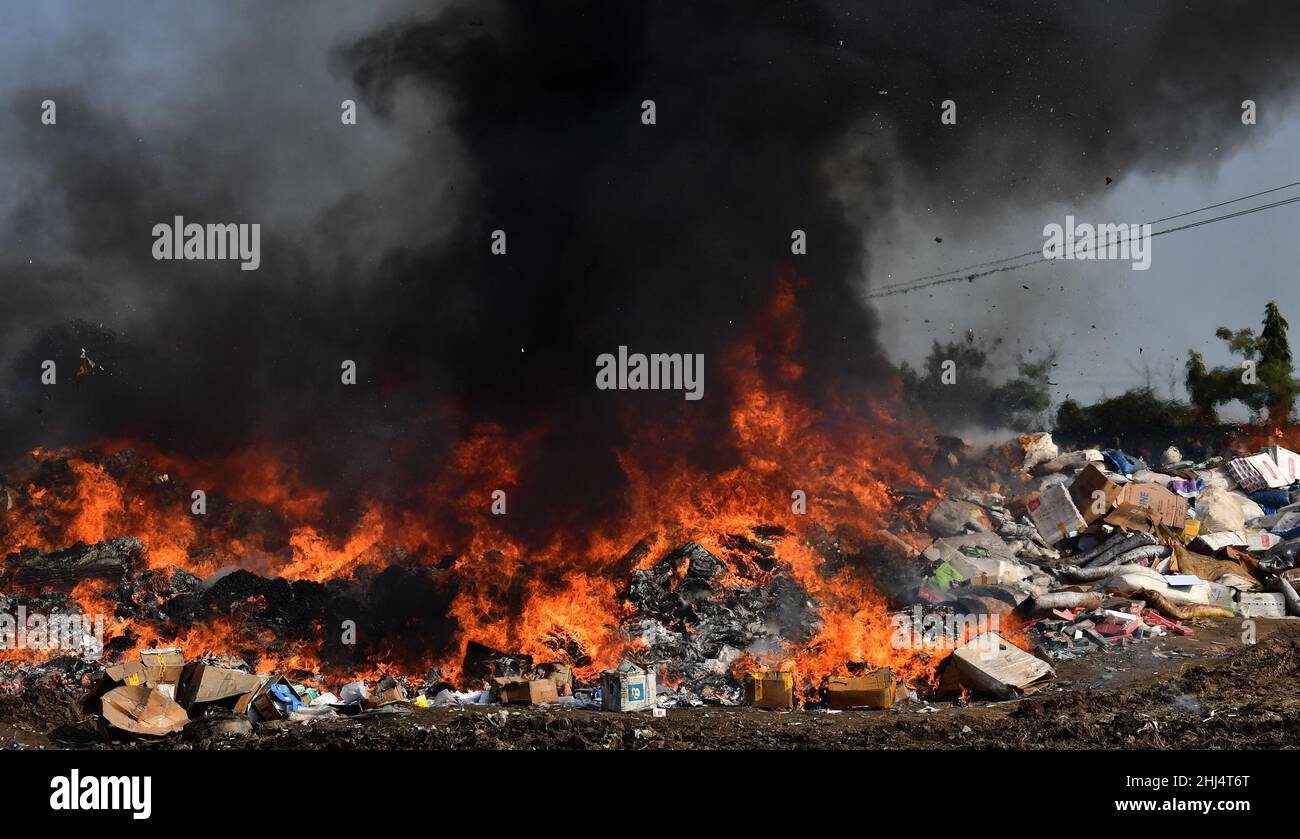 Lahore, Punjab, Pakistan. 26th Jan 2022. Funzionari doganali pakistani bruciano per distruggere merci contrabbandate (immagine di credito: © Rana Sajid Hussain/Pacific Press via ZUMA Press Wire) Foto Stock