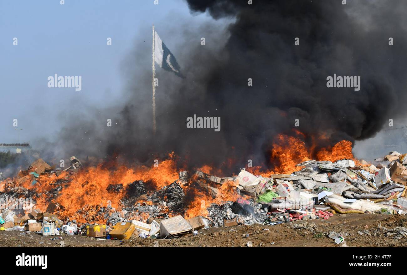 Lahore, Punjab, Pakistan. 26th Jan 2022. Funzionari doganali pakistani bruciano per distruggere merci contrabbandate (immagine di credito: © Rana Sajid Hussain/Pacific Press via ZUMA Press Wire) Foto Stock