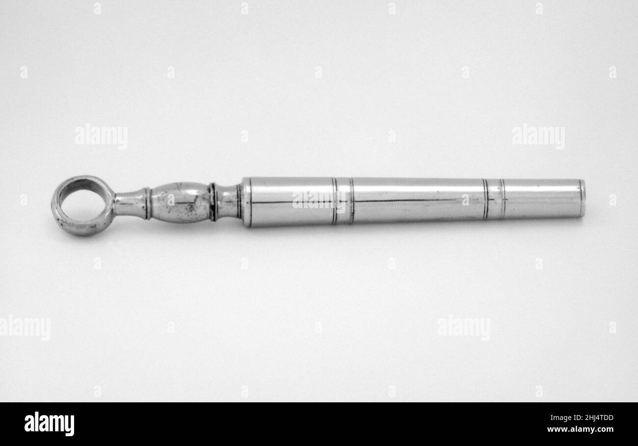 Cavatappi con guaina (parte di un insieme) 1848–49 russo la ditta di Nicholls & Plincke è stata fondata dai membri della comunità relativamente grande degli argentieri e degli artigiani inglesi che lavorano a San Pietroburgo. Dopo il 1840 fu uno dei più importanti rivenditori di articoli di lusso prima che Carl Fabergé offuscasse tutti i concorrenti. Diversi quotidiani contemporanei di San Pietroburgo lodavano i prodotti di alta qualità del magasin anglais Nicholls & Plincke.secondo la tradizione familiare del donatore, questo raro insieme con più di cinquanta articoli che portano il monogramma CMI è stato 'originariamente fatto per e usato da Foto Stock