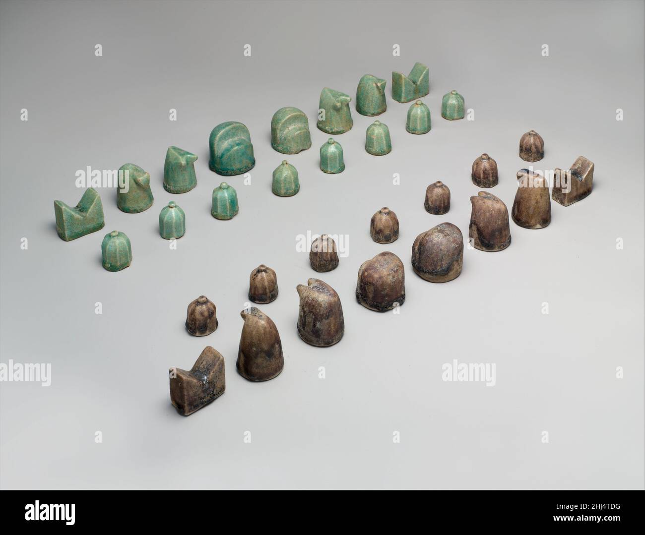 Scacchi Set 12th secolo questo scacchi quasi completo è uno dei primi esempi al mondo. I pezzi sono forme astratte: lo shah (re) è rappresentato come un trono; il vizier (l'equivalente della regina) è un trono più piccolo; l'elefante (vescovo) ha due sporgenze tusklike; il cavallo (cavaliere) ha una manopola triangolare che rappresenta la sua testa; il carro (rook) è rettangolare con un cuneo in cima; e i pedoni sono emisferi sfaccettati con manopole. Ascolta gli esperti che illuminano la storia di questa opera d'arte Ascolta Riproduci o pausa #6605. Scacchi Set Gioca o pausa #908. Kids: Scacchi Set Support Foto Stock