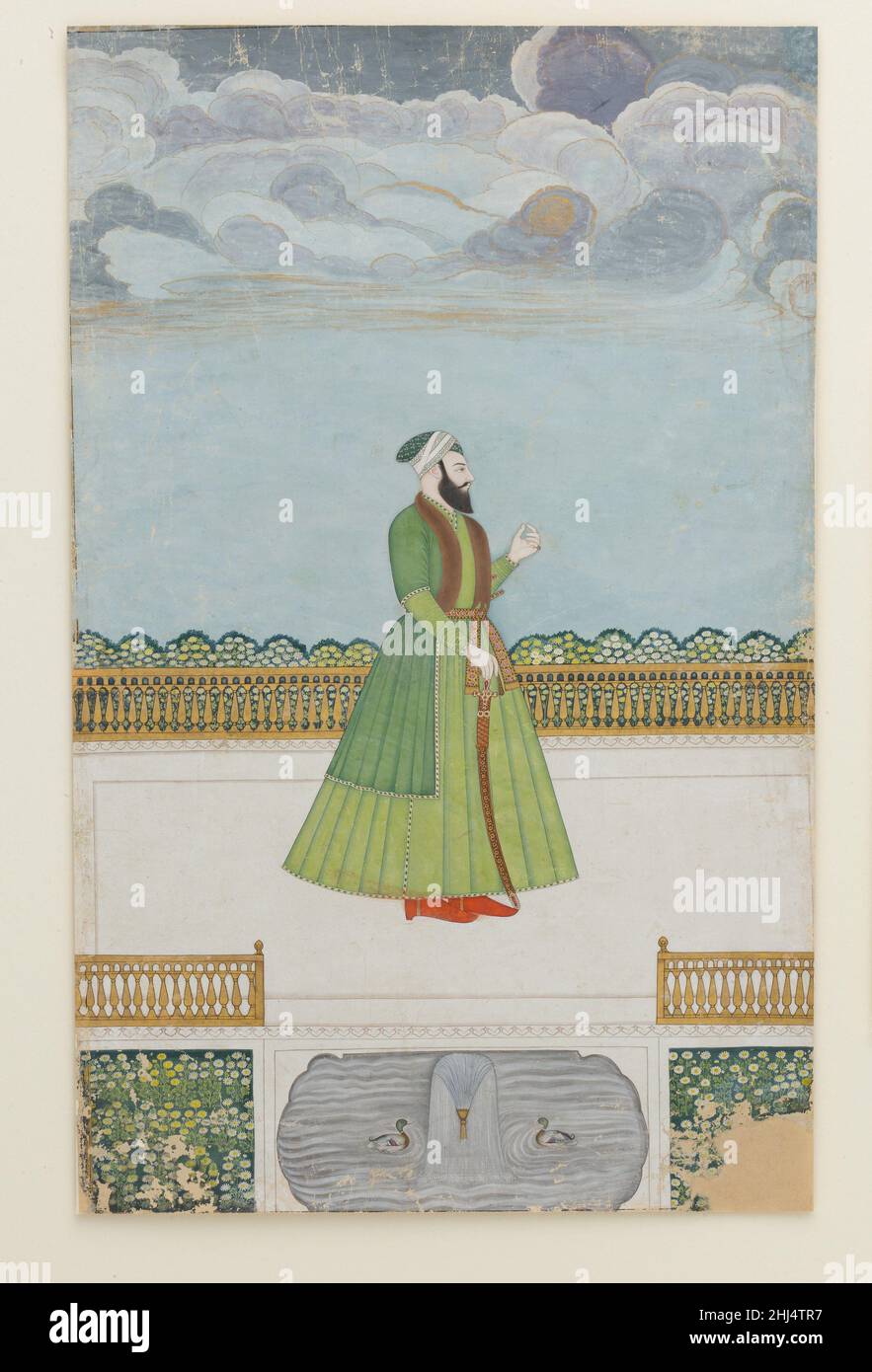 Nobile su una terrazza ca. 1780 l'impostazione di riserva, la tavolozza limitata e lo stile figurale assegnano questo dipinto al centro di Mughal di Murshidabad. Il ritratto può rappresentare Mir Jafar Khan, nawab di Bengala, che abbandonò notoriamente Shuja al-Daula nella battaglia di Plassey nel 1757 e fu ricompensato dagli inglesi con il trono del Bengala. In seguito dispiaceva ai suoi padroni a Calcutta e fu detronizzato a favore del genero, Mir Qasim, per essere poi reintegrato, in un altro turno di fortuna. Nobile su una terrazza. CA. 1780. Inchiostro, acquerello opaco, argento e oro su carta. Attribuito t Foto Stock