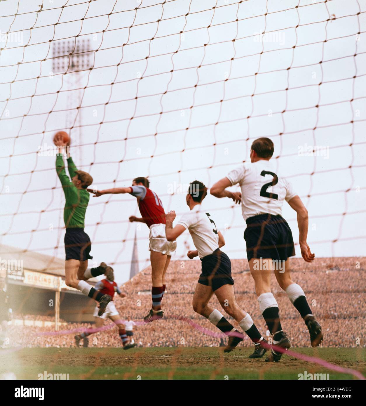 1960 1961 Tottenham Hotspur Doppia stagione vincente. Fa Cup semi finale / Burnley. Spurs portiere Bill Brown esce per reclamare una palla alta. 18th marzo 1961. Foto Stock