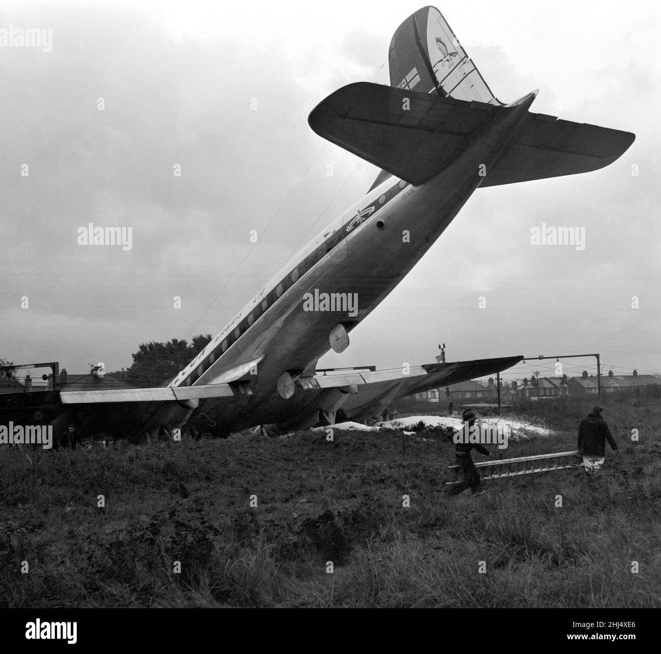 Il naufragio di un velivolo Viscount passeggeri a pieno carico dopo che aveva superato la pista all'aeroporto di Rochford e finì sulla linea ferroviaria che corre lungo l'aeroporto. Vigili del fuoco e servizi di emergenza spianano la strada ai passeggeri per uscire dall'aereo. Ottobre 1960. Foto Stock