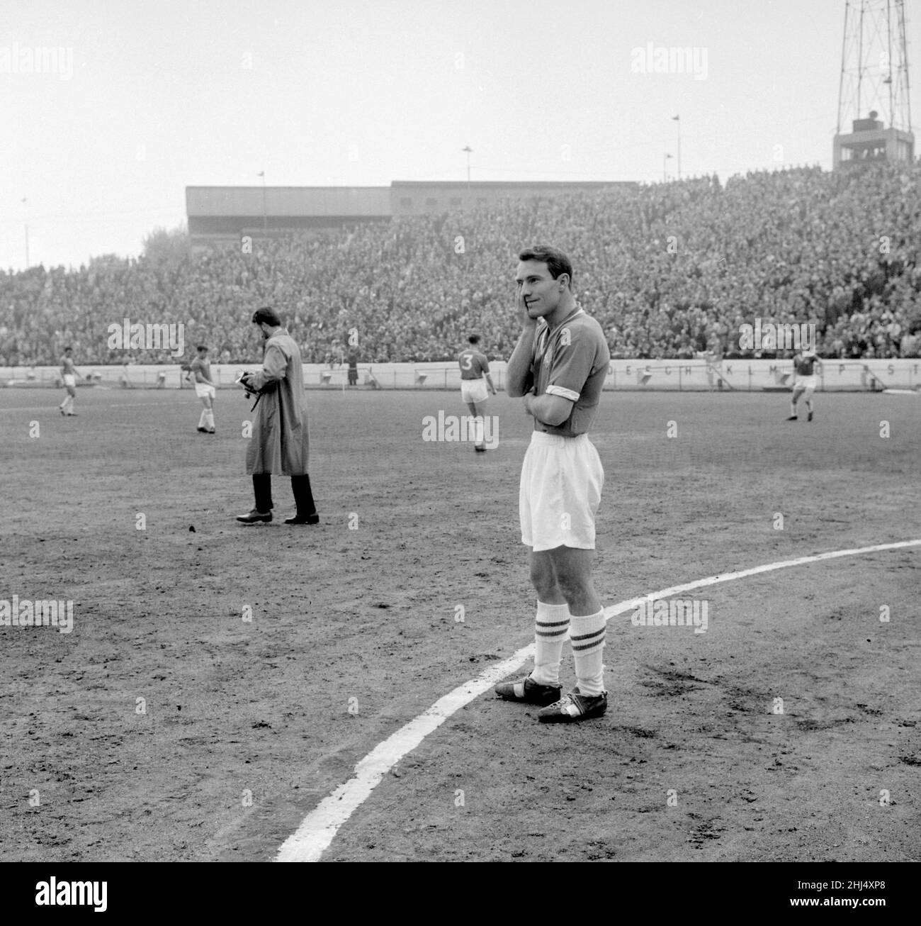 Partita della divisione di Lega Inglese a Stamford Bridge. Chelsea 4 contro Nottingham Forest 3. Un emozionante Jimmy Greaves di Chelsea in campo prima di prendere parte al suo gioco finale per il club. Greaves ha segnato quattro gol nella partita. 29th aprile 1961. Foto Stock