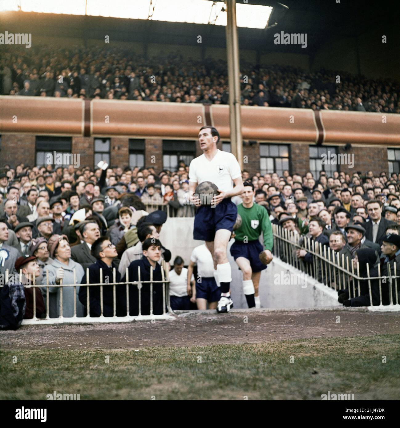 1960 1961 Tottenham Hotspur Doppia stagione vincente. Fa Cup semi finale / Burnley. Danny Blanchflower guida la squadra seguita dal portiere Bill Brown. 18th marzo 1961. Foto Stock