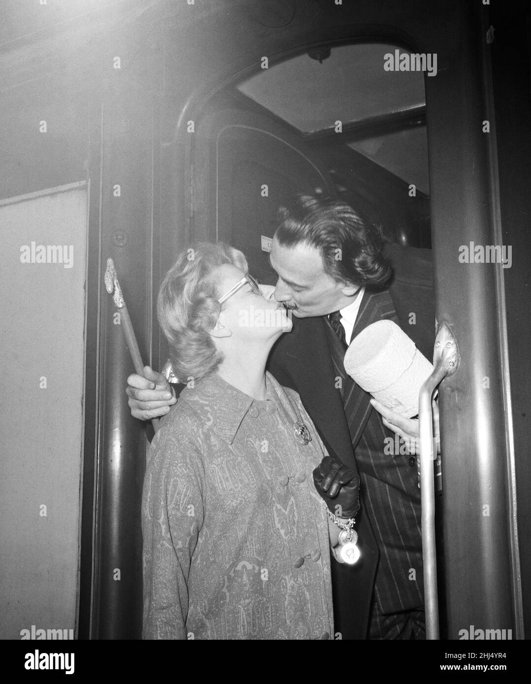 L'artista Salvador Dali arriva nel Regno Unito, sul treno continentale per promuovere la sua biografia autorizzata 'il caso di Salvador Dalí', scritta da Fleur Cowles (anche nella foto). Foto insieme alla Victoria Station di Londra maggio 1959. Fleur Cowles, pseudonimo di Fleur Fenton Cowles, è una scrittrice, editore, pittore e hostess della società. Foto Stock