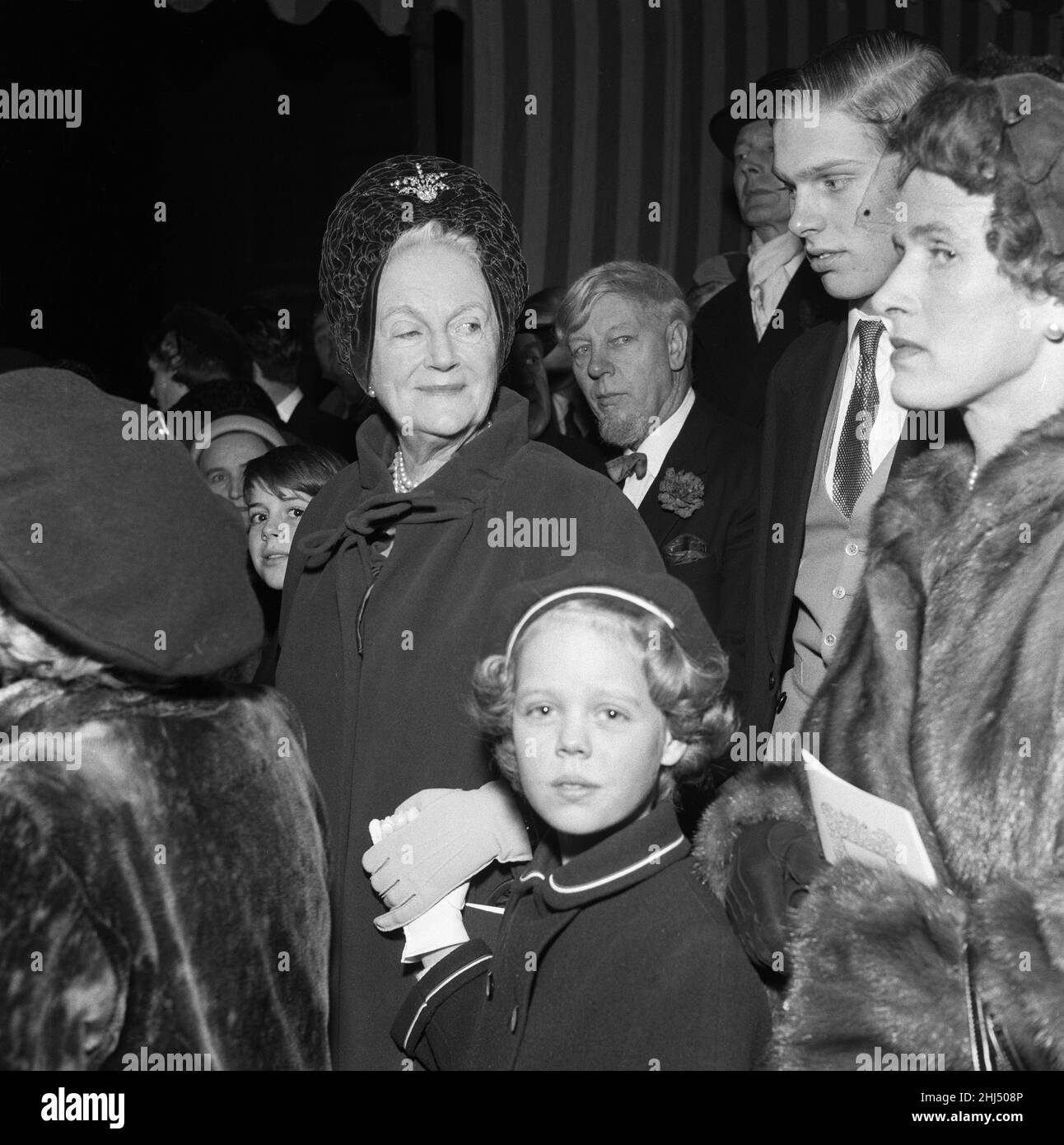 Lady Churchill ed Emma Soames alle nozze di Richard Rhys e Lucy Rothenstein. 1959. Foto Stock