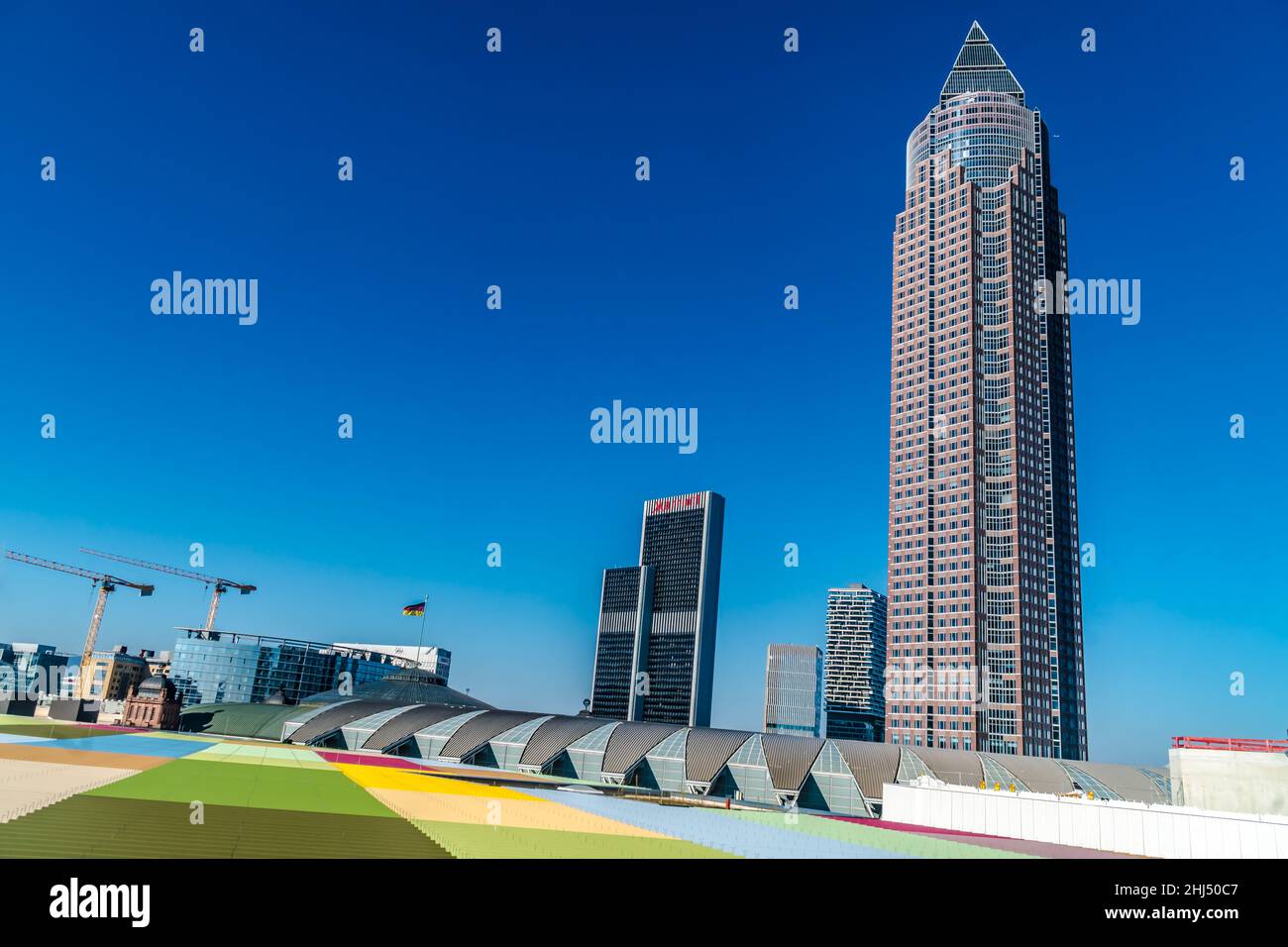 Francoforte, GERMANIA - 9 ottobre 2021: Messeturm, o Trade Fair Tower, è un grattacielo di 63 piani, 257 m 843 piedi a Francoforte, Germania Foto Stock