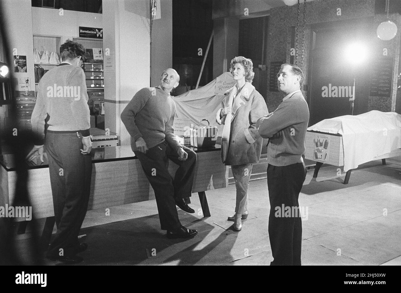 1960 Film Peeping Tom, dietro le quinte che girano a Pinewood Studios, Buckinghamshire, lunedì 30th novembre 1959. Peeping Tom, un film thriller di horror psicologico diretto da Michael Powell. All'epoca, il film aspra ricezione da parte dei critici, ma è stato da allora rivalutato ed è ora ampiamente considerato un capolavoro del cinema britannico. I nostri spettacoli di foto ... Moira Shearer che gioca il personaggio Vivian. Foto Stock