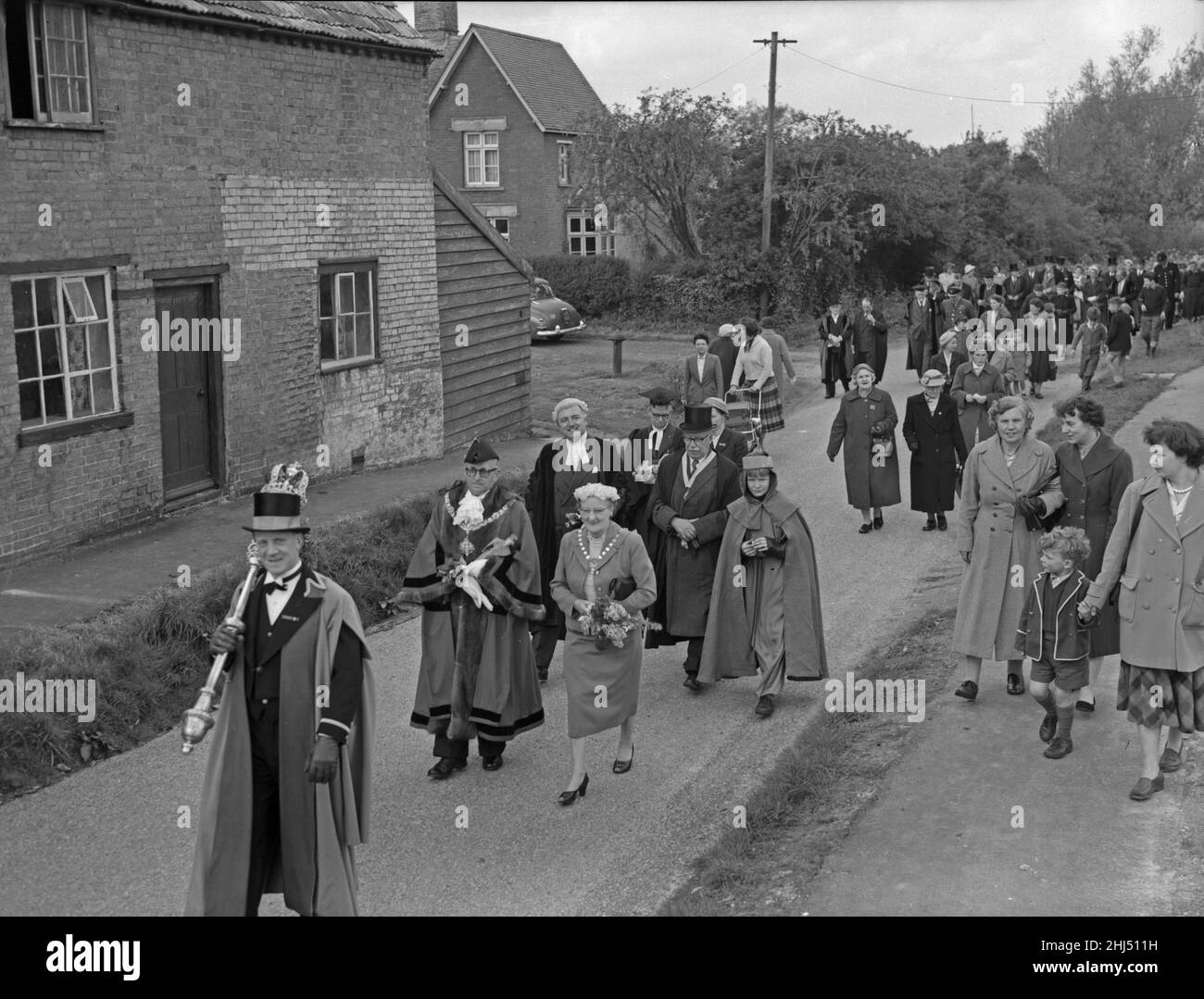 Il portacolori di merletto conduce il sindaco di Cambridge Leonard D. V. Wordingham, sua moglie e gli aldermen della città attraverso le strade di REACH Fair, maggio 18th 1959In 1201 il re Giovanni ha concesso una carta per la tenuta di una fiera in REACH. Originariamente si teneva il lunedì di Rogation, ma da allora è stato cambiato in inizio maggio Bank Holiday. Secondo la consuetudine originale, è aperto dal Sindaco di Cambridge accompagnato dagli Aldermen in piena regola Foto Stock
