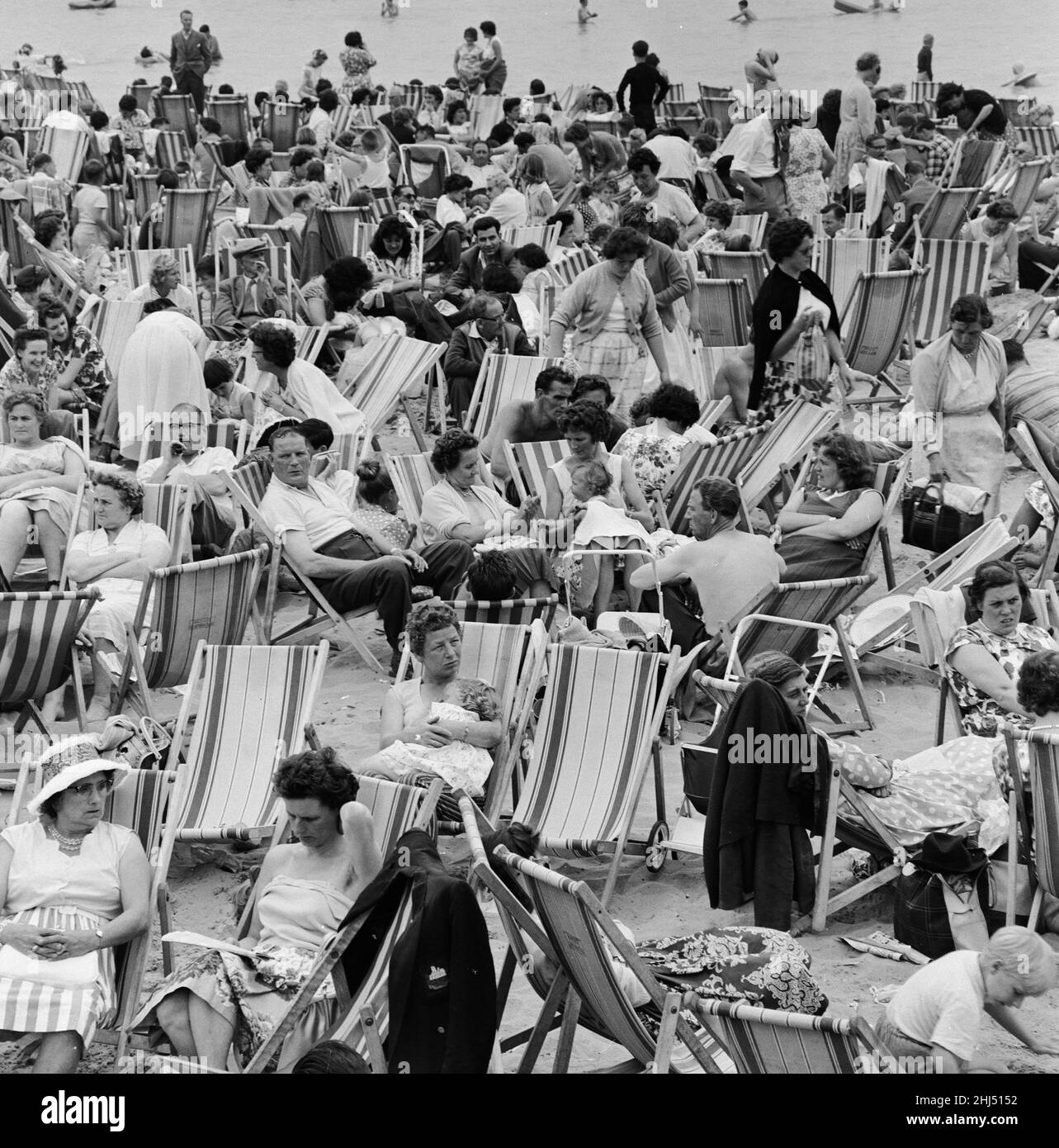 Una scena affollata sul lungomare di Margate, Kent, con i turisti che imballano la spiaggia durante le vacanze estive. 3rd agosto 1961. Foto Stock