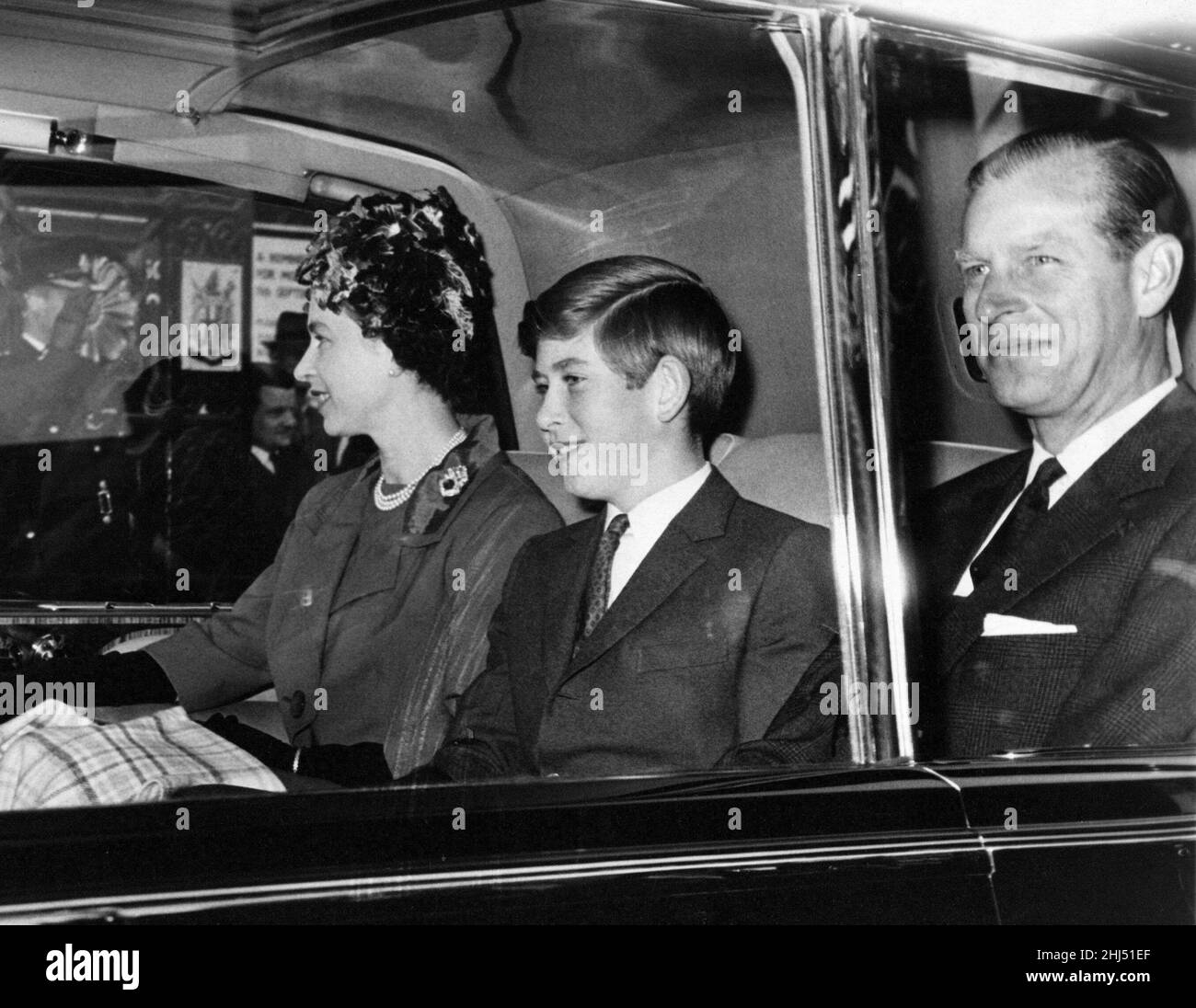 Principe Carlo - il Principe di Galles raffigurato con i suoi genitori, la Regina Elisabetta II e il Principe Filippo il Duca di Edimburgo, lasciando la stazione di Euston dopo aver viaggiato per una notte da Aberdeen.25 settembre 1961 Foto Stock
