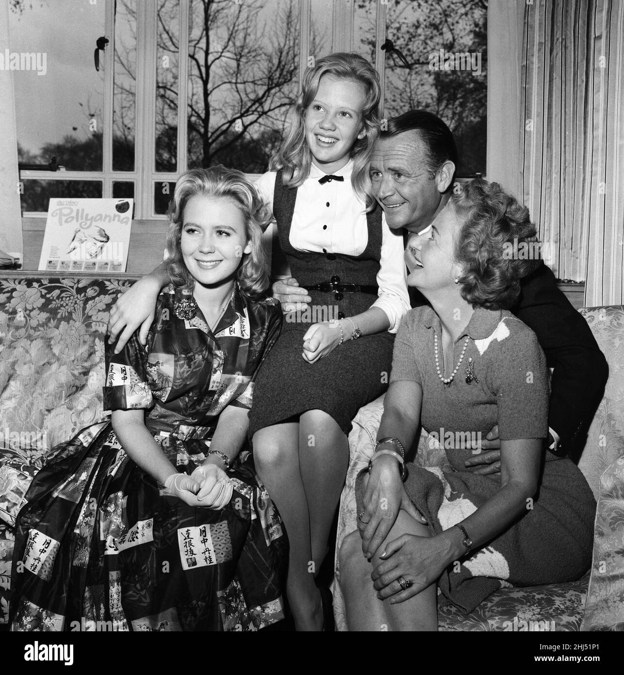 I Mills, la prima famiglia di show business britannica, sono tornati a Londra dopo quattro mesi in America. Sono raffigurati presso una reception stampa del Dorchester. Hayley Mills (2nd a sinistra) con la sorella Juliet Mills (a sinistra) e i genitori John Mills e Mary Hayley Bell al ricevimento stampa. 1st novembre 1960. Foto Stock