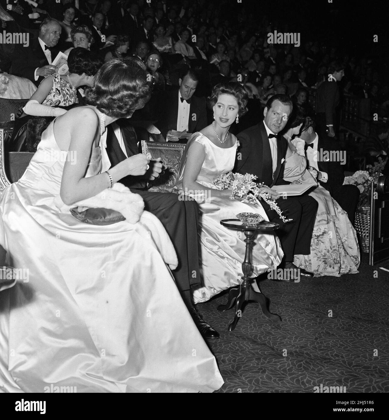 Il Royal World Premiere del film "Look Back in Anger" all'Empire Theatre, Leicester Square, Londra. Nella foto, la principessa Margaret prende posto nell'auditorium. 28th maggio 1959. Foto Stock