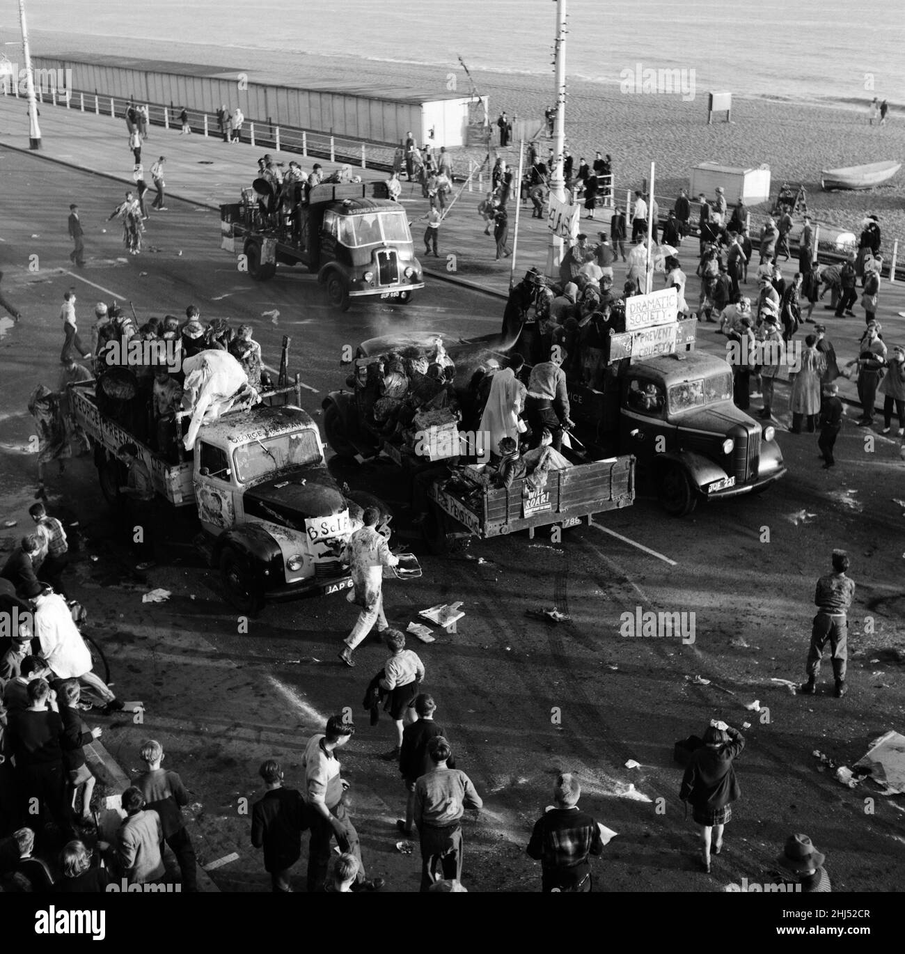 Battaglia dei camion. Pomeriggio di straccio per gli studenti. Una battaglia di farina e fuliggine sulla Marine Parade, Brighton, East Sussex. Uno studente è stato abbattuto durante la battaglia e ha subito una commozione. Ottobre 1957. Foto Stock