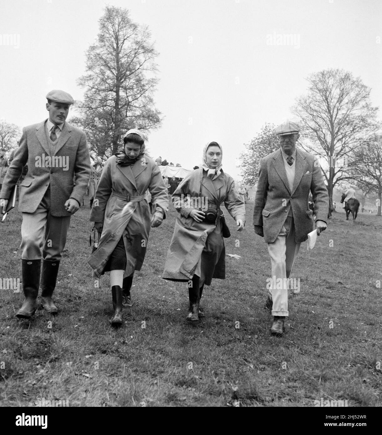 Prove a cavallo di badminton, Badminton, Gloucestershire. Nella foto, la regina Elisabetta II e la principessa Margaret. 17th aprile 1959. Foto Stock