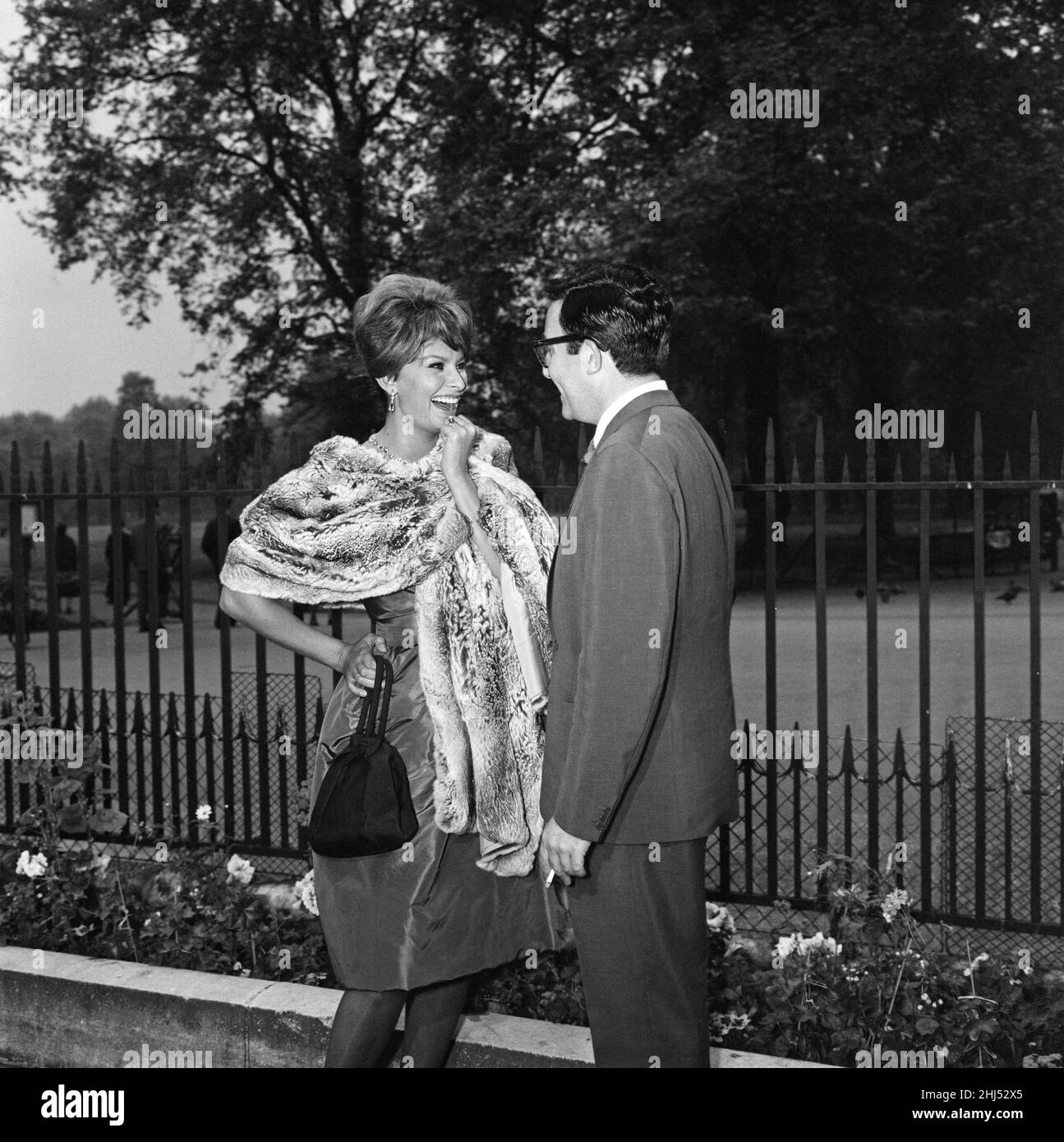 Sophia Loren con Peter Sellers. Essi parteciperanno insieme alla produzione Dimitri de Grunwald. 'The Millionairess' basato sul gioco di George Bernard Shaw. 18th maggio 1960. Foto Stock