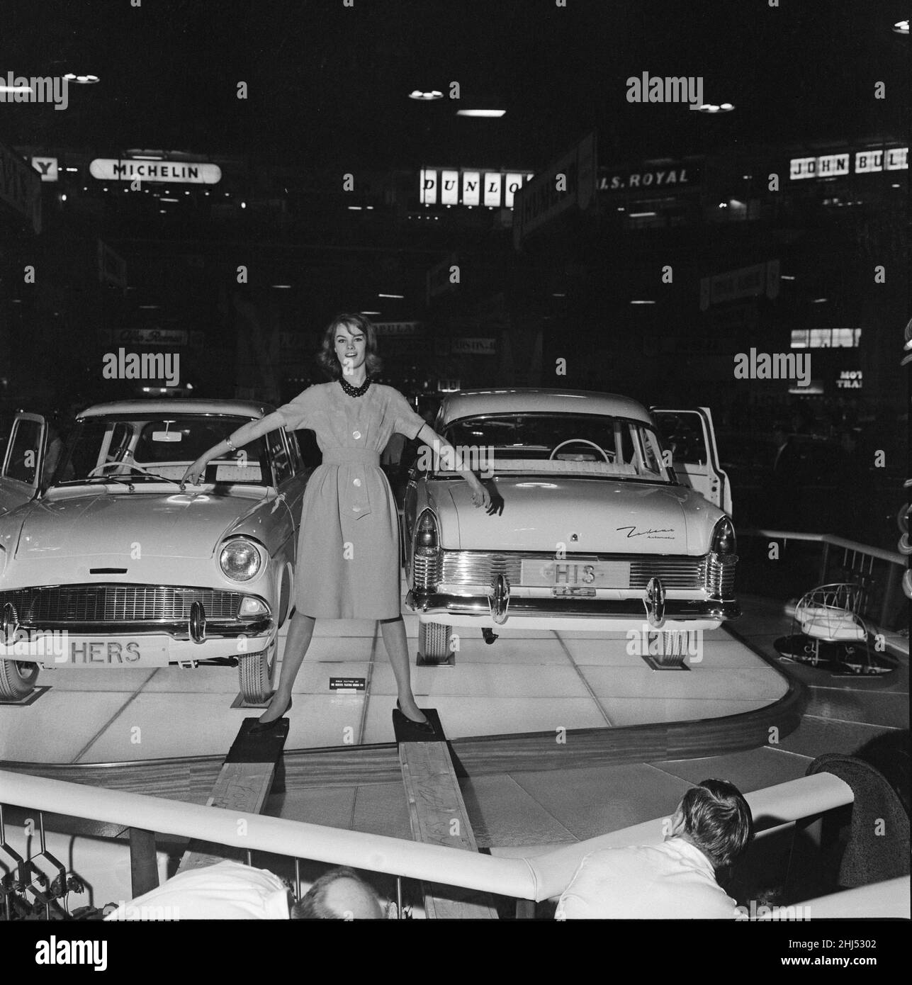 Jean Shrimpton, modella e attrice qui al Motor Show di Earls Court, Londra, nel 1960. Jean sta posando tra la sua Ford Zodiac Cars. Foto scattata il 18th ottobre 1960 Foto Stock