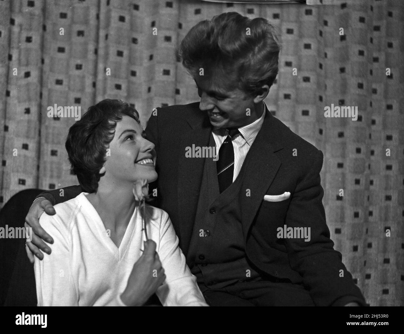Tommy Steele, cantante e attore, annuncia il suo impegno per Ann Donoghue. 11th giugno 1958. Foto Stock