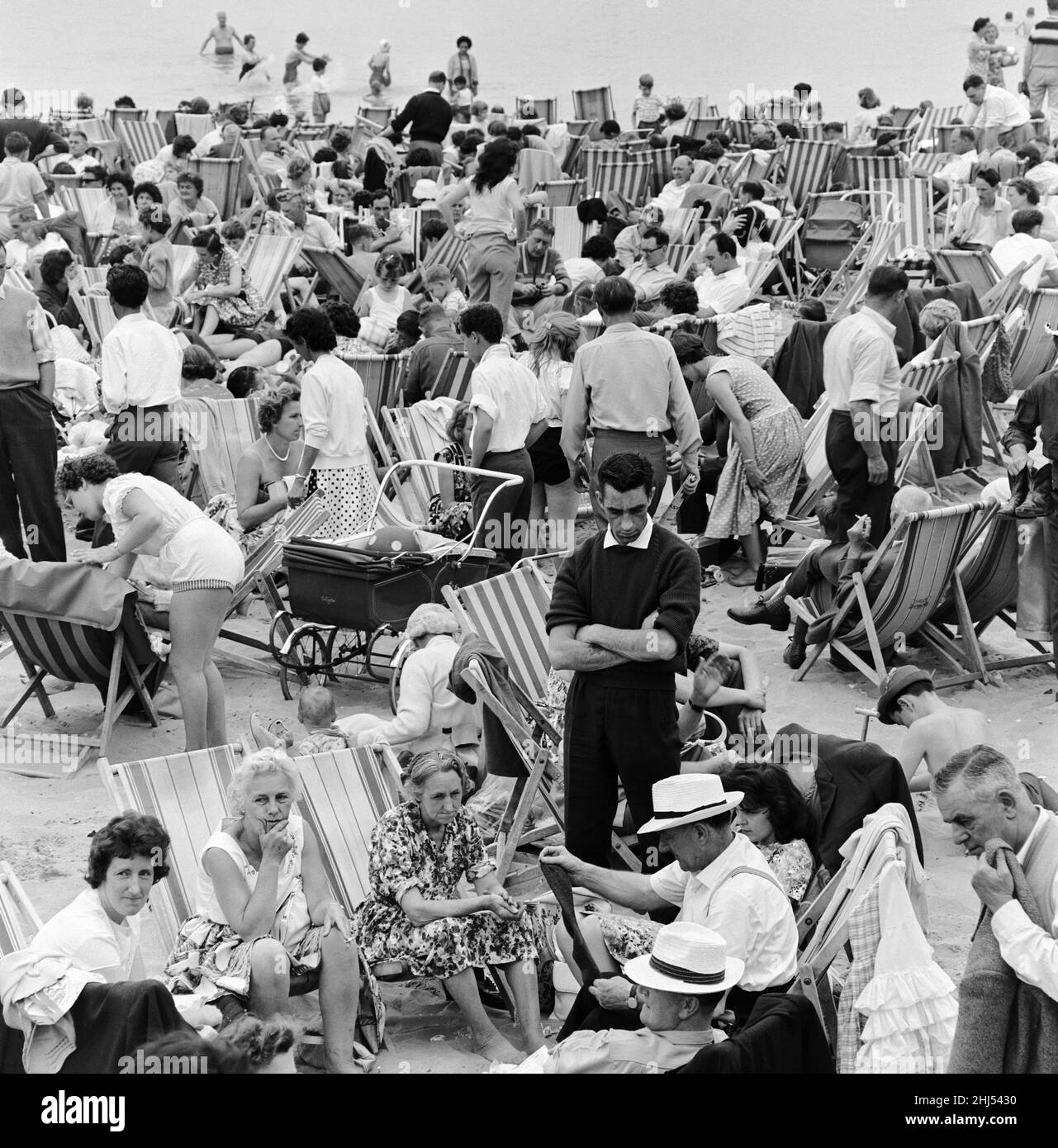 Una scena affollata sul lungomare di Margate, Kent, con i turisti che imballano la spiaggia durante le vacanze estive. 3rd agosto 1961. Foto Stock