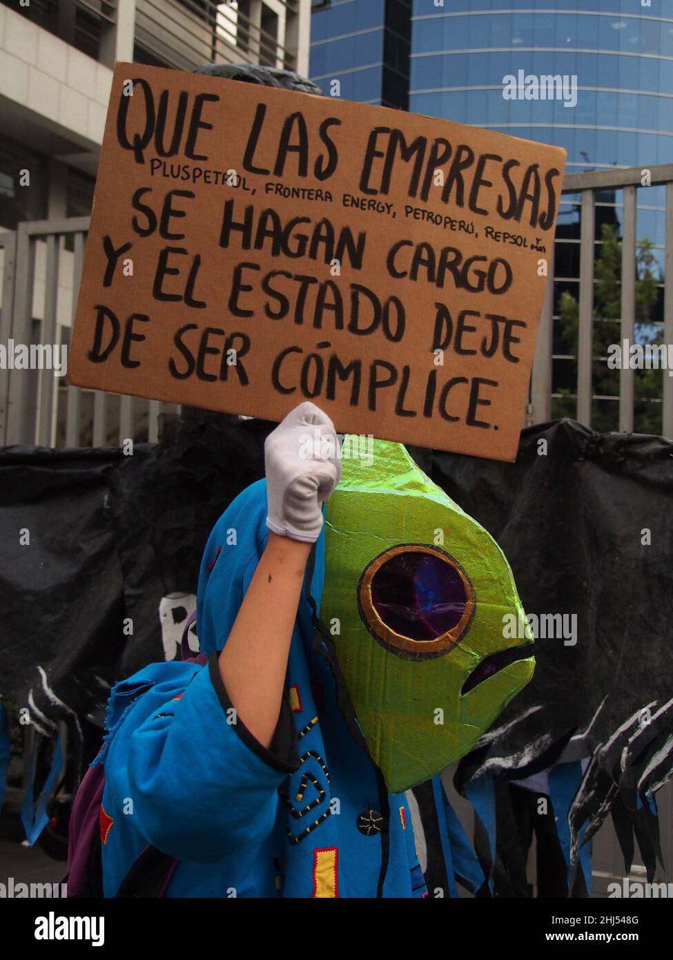 Lima, Perù. 26th Jan 2022. Un dimostratore di testa di pesce con una bandiera quando decine di dimostranti si riuniscono ancora una volta di fronte agli uffici Repsol in Perù per protestare per la recente fuoriuscita di petrolio che ha causato un disastro ecologico sulle coste di Lima e El Callao. Il 15 gennaio, più di 6.000 barili di petrolio sono stati riversati in mare presso la raffineria di la Pampilla, gestita da Repsol, un'azienda petrolifera spagnola, che ha generato uno dei più grandi disastri ecologici in Perù. Credit: Agenzia Stampa Fotoholica/Alamy Live News Foto Stock