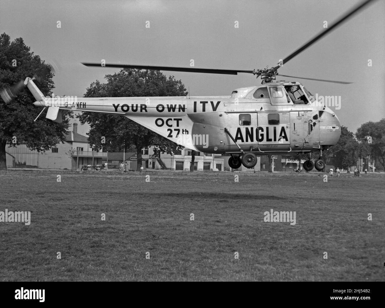 Westland WS-55 Whirlwind Series 1 elicottero G-ANFH in charter da BEA ad Anglia Television come parte del loro lancio di canale che ha avuto luogo il 27th ottobre 1959. Alle donne che giravano con il vortice fu assegnato il titolo: 'Helibelles' visto qui atterrare in un parco senza nome di Cambridge. Circa settembre 1959 Foto Stock