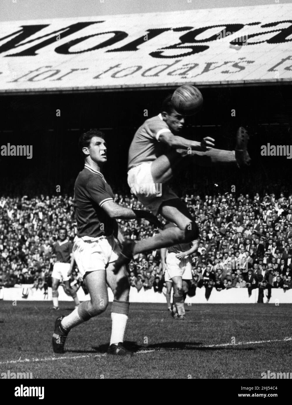 Cardiff City / Blackpool League Match al Parco Ninian 26th agosto 1961. Ray Charnley Blackpool Centre in avanti nods appena largo della City Upright, con Frank Rackmore ben fuori dalla foto Punteggio finale: Cardiff City 3-2 Blackpool Foto Stock